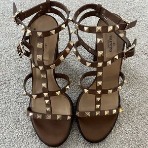 Valentino Rockstud Ankle Strap Sandal 90 MM | Brown Leather w/ Gold Studs | 38.5